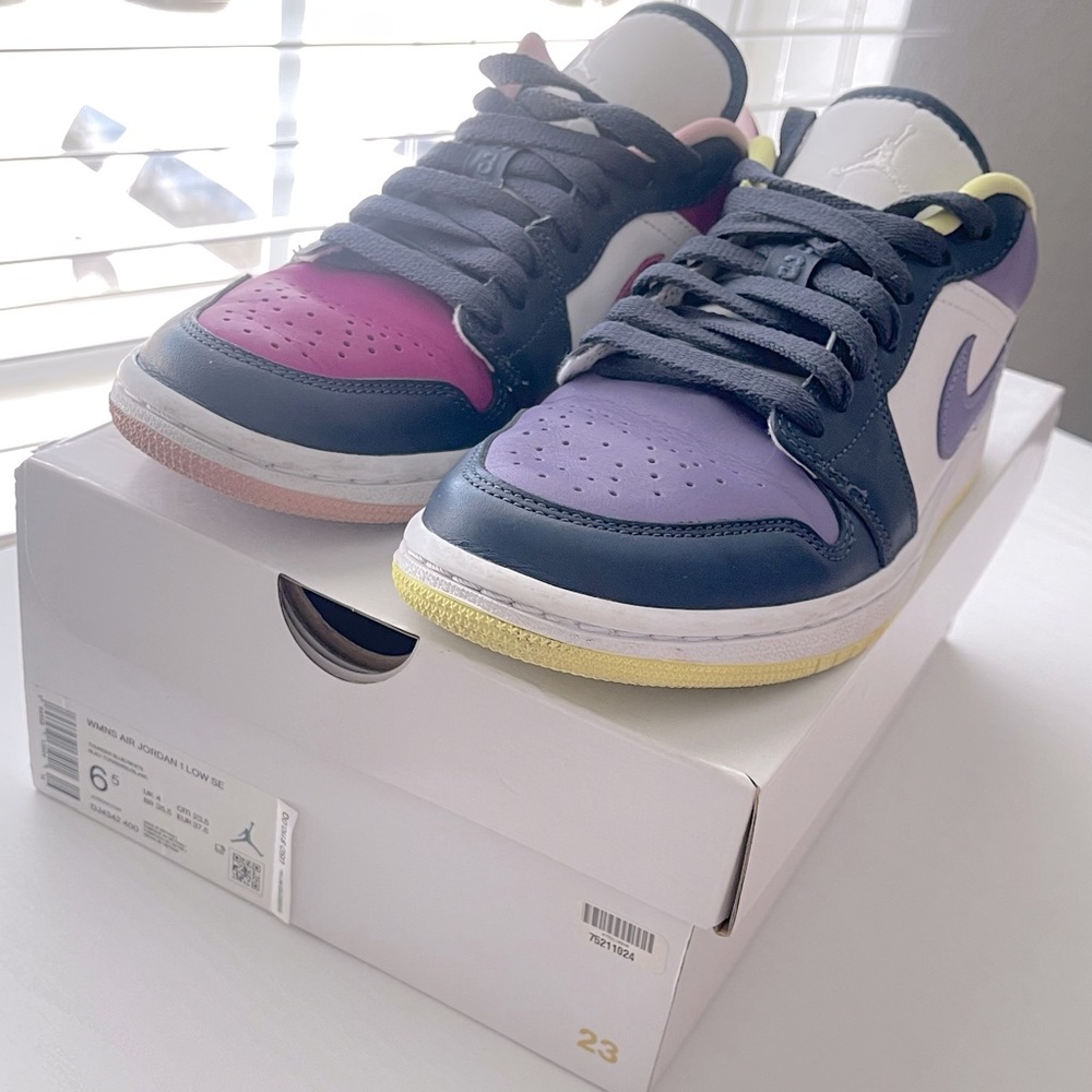 Because I don't use it, I'm selling Air Jordan Nike, size 6.5